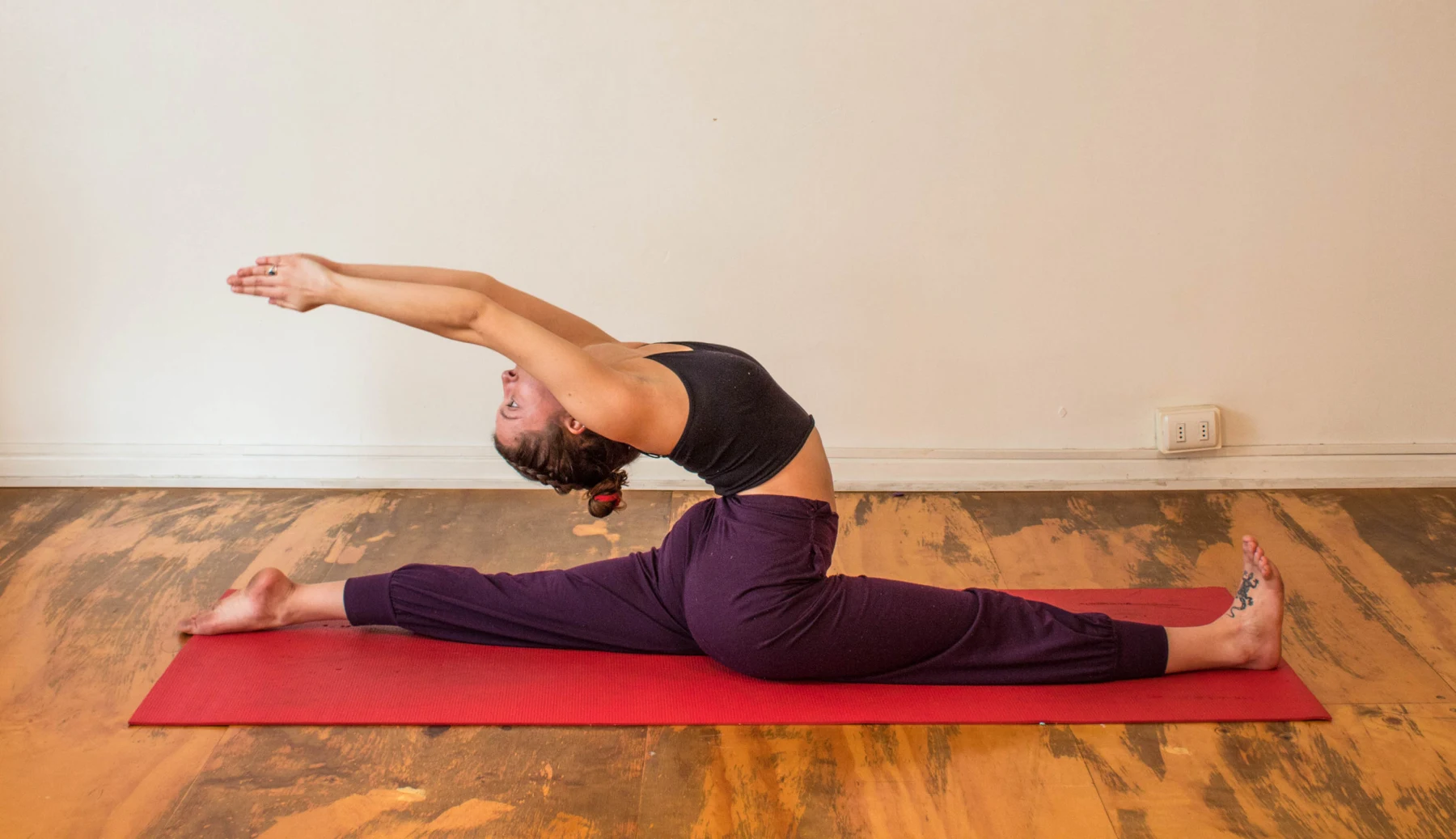 Prática de yoga fotografada no espaço da Savittar Yoga