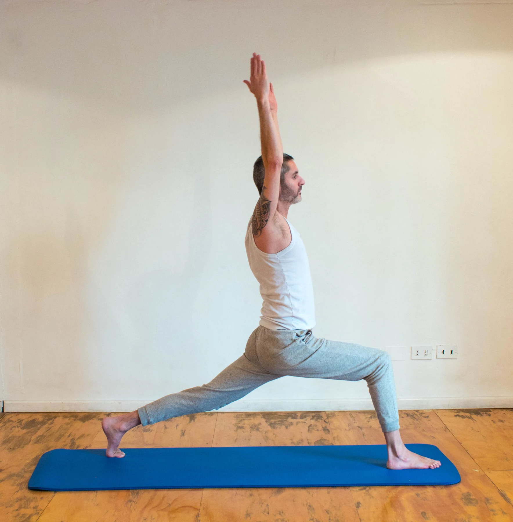 Postura de yoga durante o ensaio.